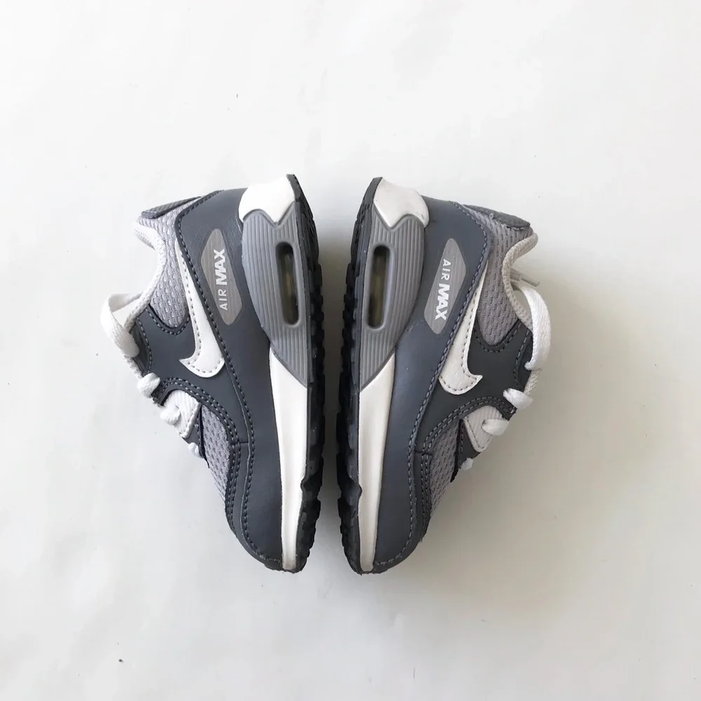 Nike gray air max sneakers  EUC size 6 - Picture 2 of 8